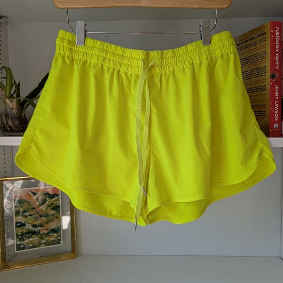 Aritiza Tna Women's Shorts Neon Yellow Size Large Athletic Running - Picture 6 of 10